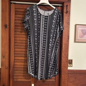 Bobbie Brooks Black & White Aztec-Stripe Short Sleeve Tunic